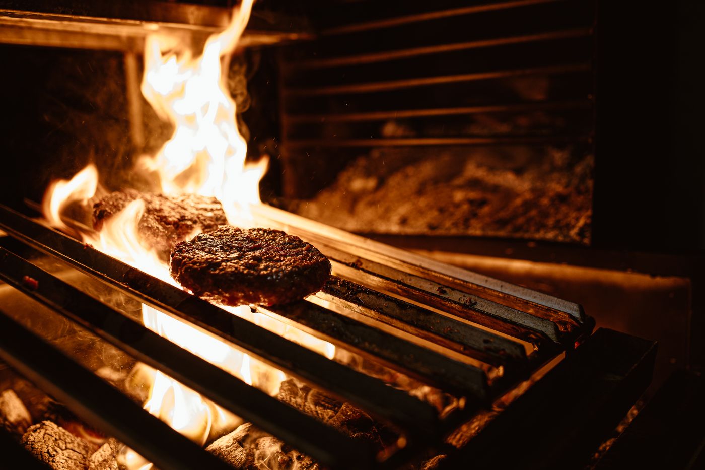 Viande grillée sur flamme