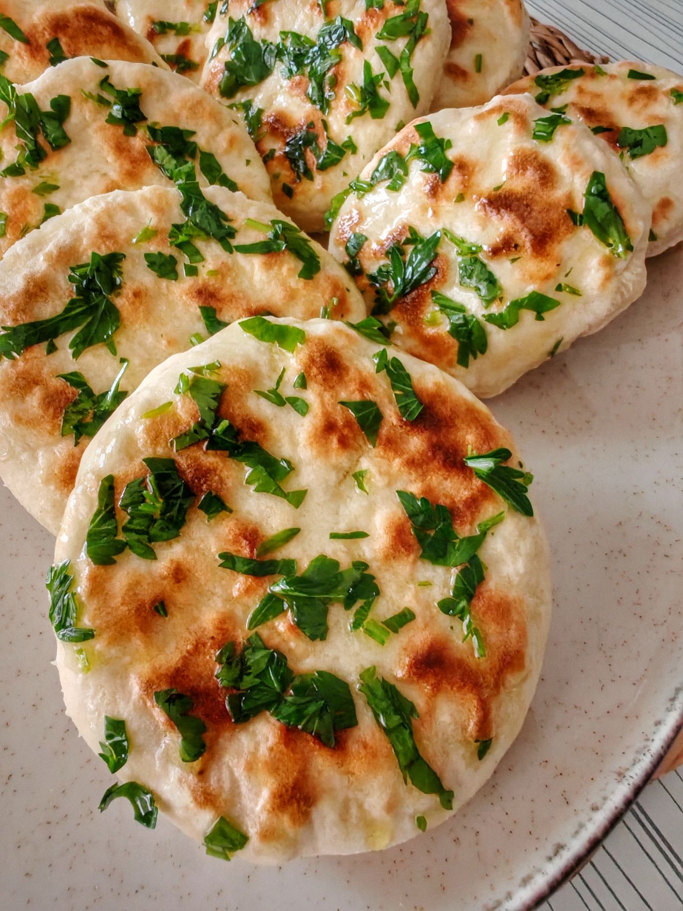 Naans dorés aux herbes, fraîchement préparés